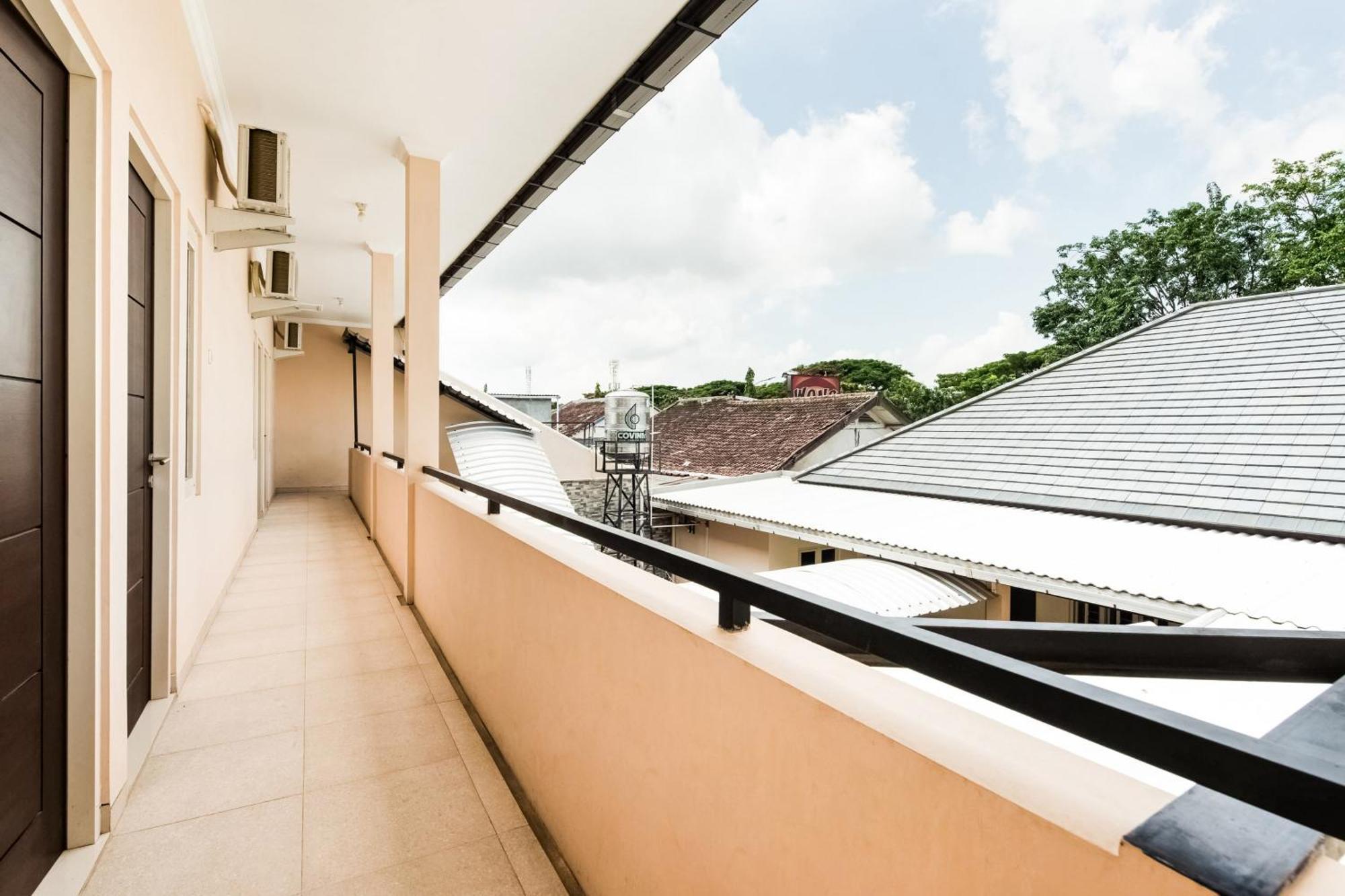 Отель Oyo Life 3398 Griya Rm 19 Syariah Сурабая Экстерьер фото