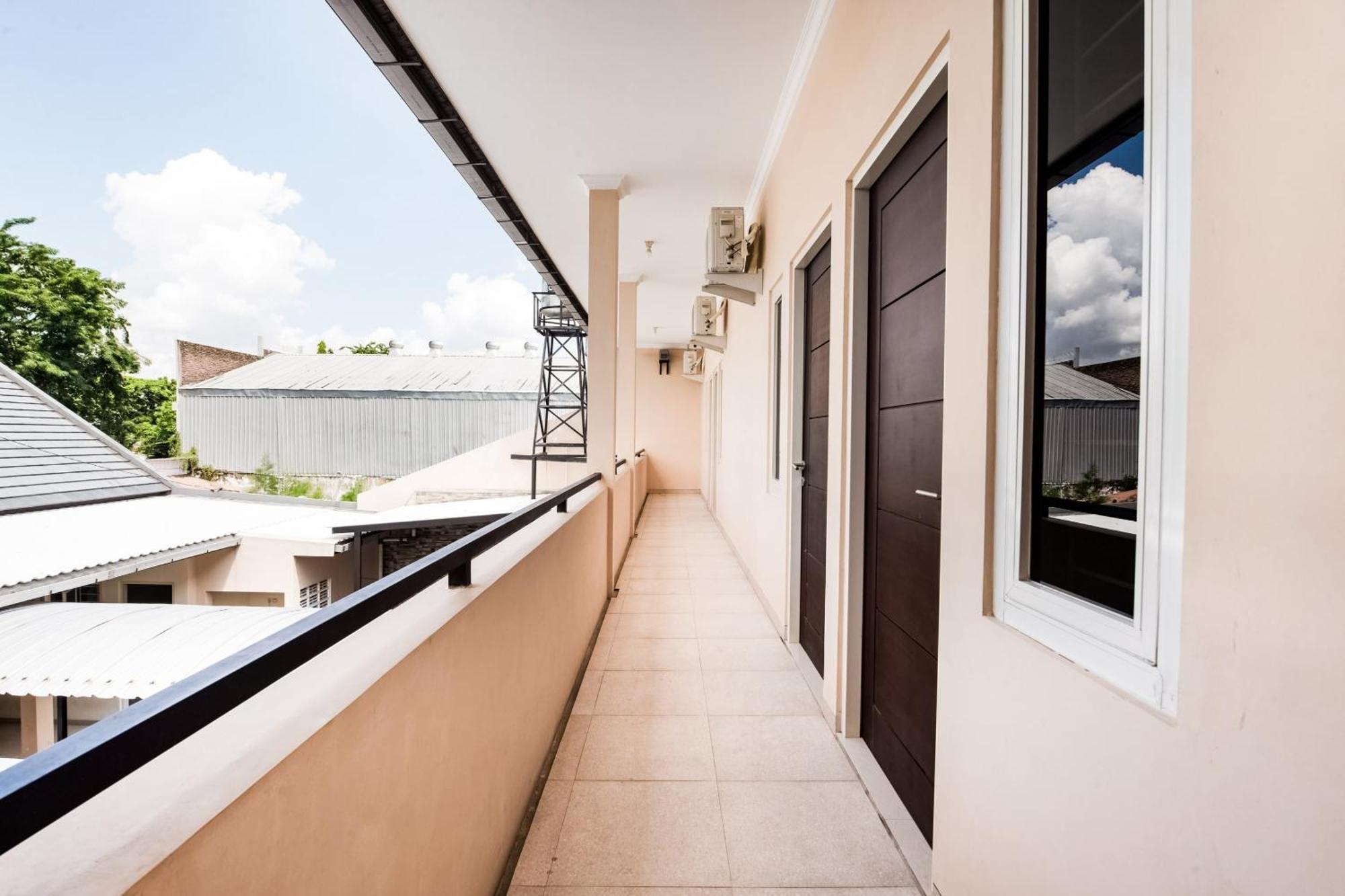 Отель Oyo Life 3398 Griya Rm 19 Syariah Сурабая Экстерьер фото