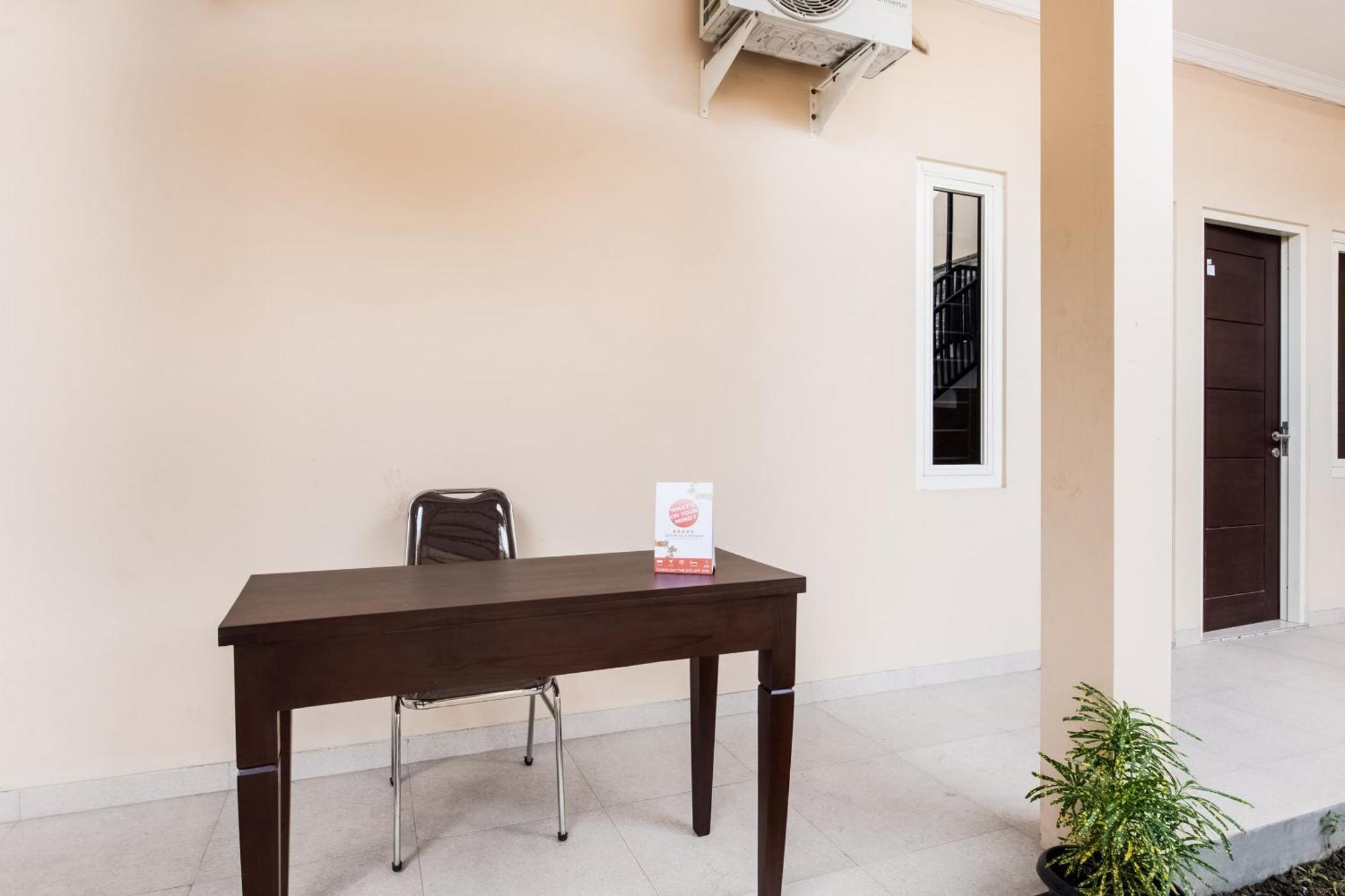 Отель Oyo Life 3398 Griya Rm 19 Syariah Сурабая Экстерьер фото