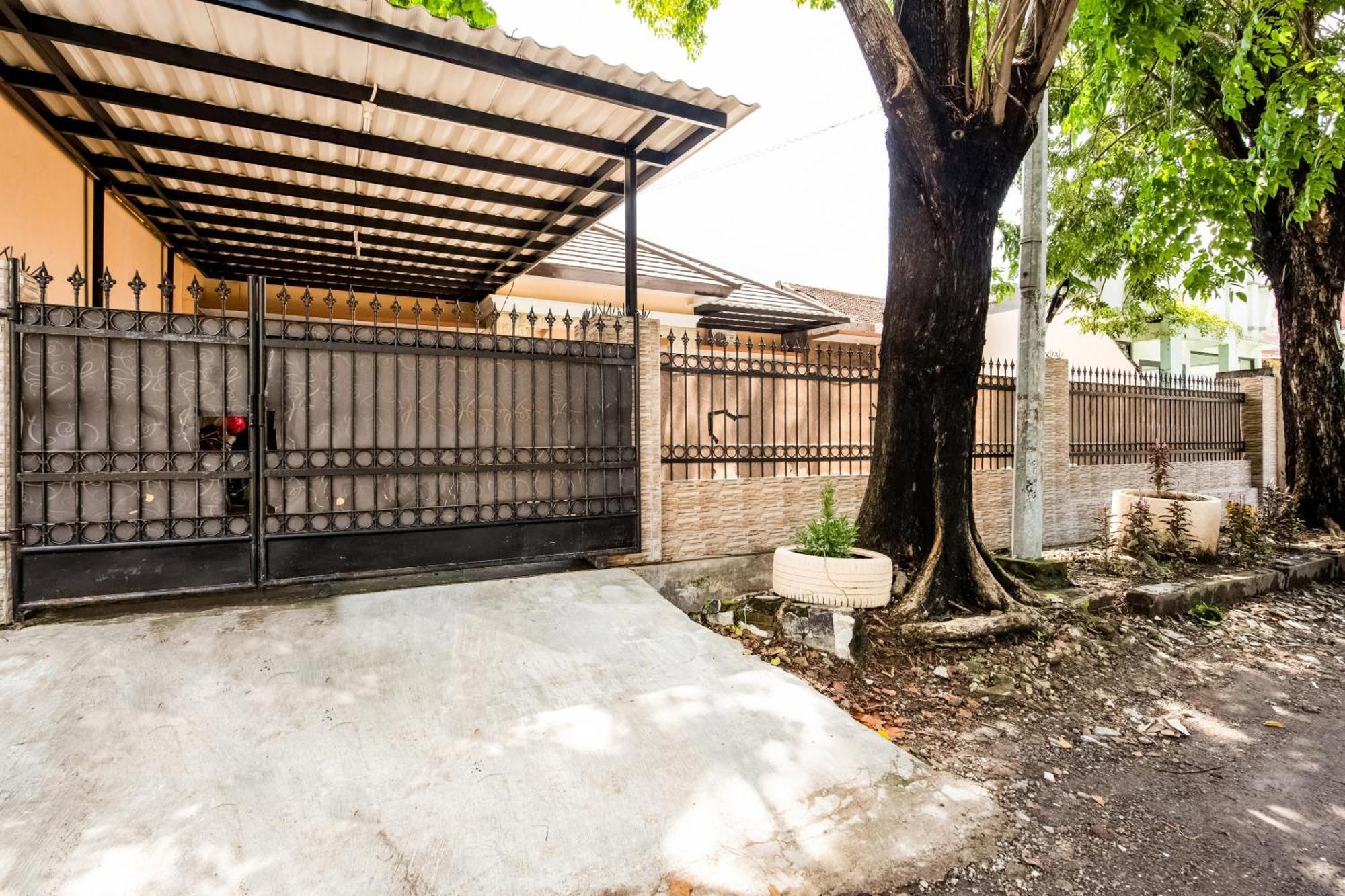 Отель Oyo Life 3398 Griya Rm 19 Syariah Сурабая Экстерьер фото