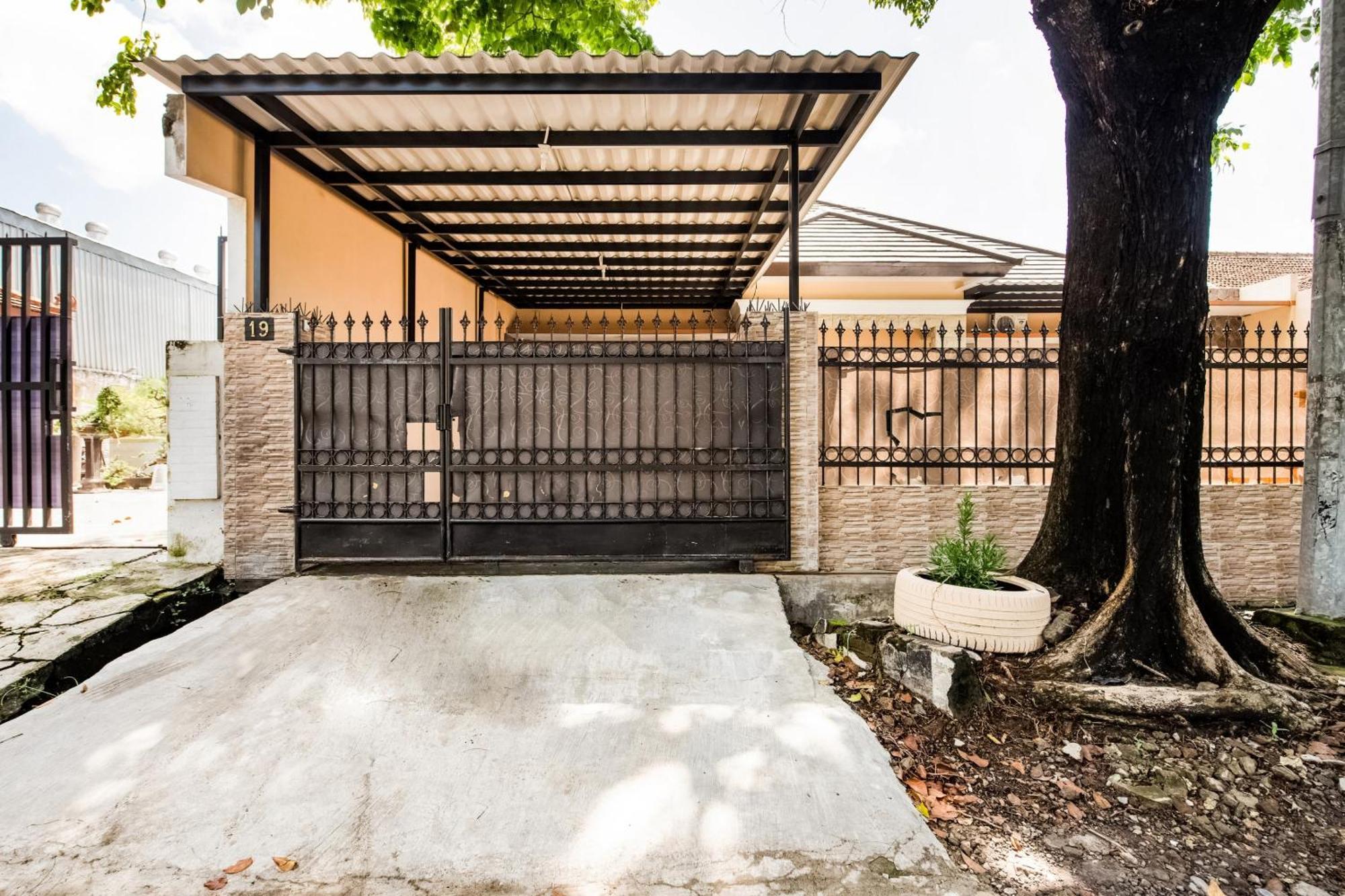 Отель Oyo Life 3398 Griya Rm 19 Syariah Сурабая Экстерьер фото